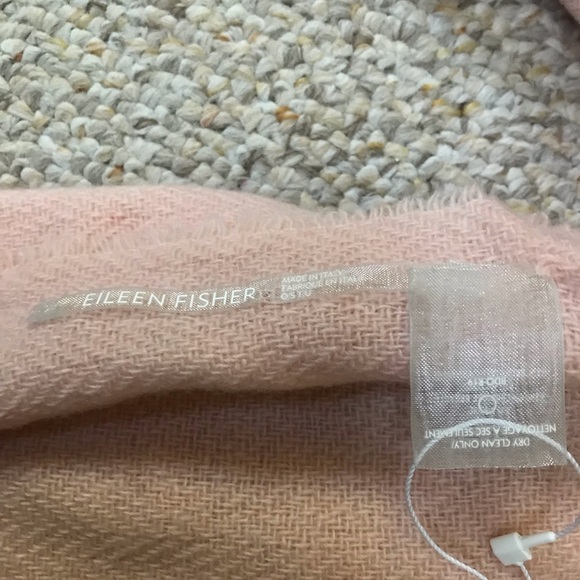 Eileen Fisher NWT Recycled Cashmere, Blush pink, fringed Scarf - Picture 4 of 6